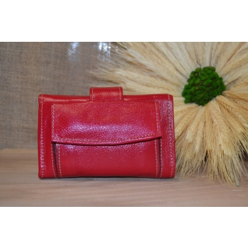 Portfel mały skórzany czerwony z kwiatowym kolorowym haftem .